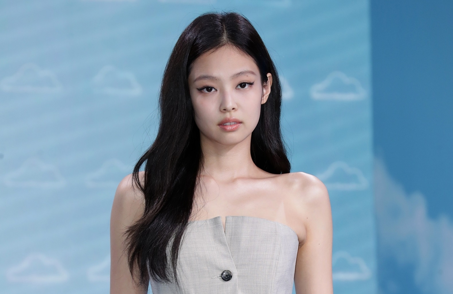Jennie member of the group Blackpink leaves the stage during a concert due to health problems