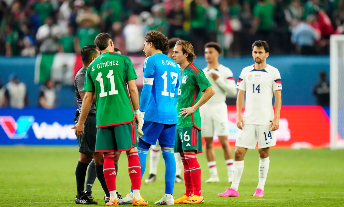 Memo Ochoa suffered chaos and was booked despite separating 10 players during the Mexico vs USA