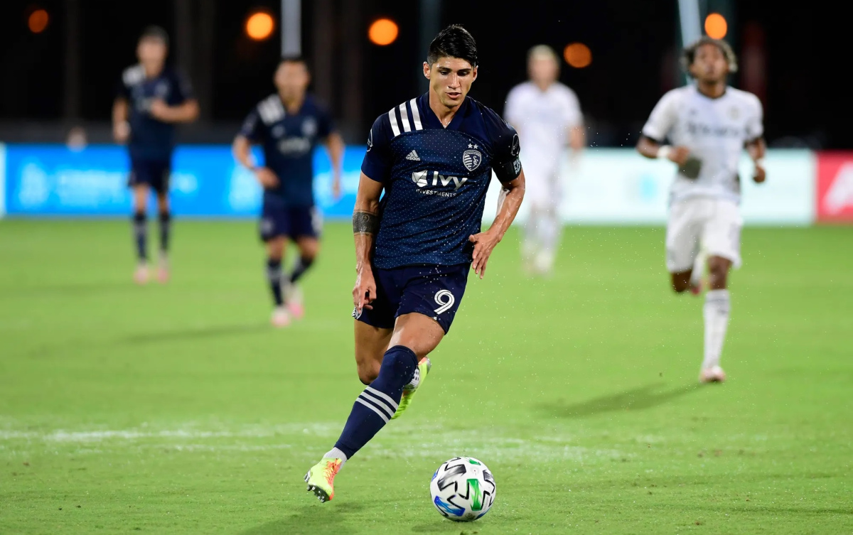 Alan Pulido scored another double and took a point from Hector Herreras Houston Dynamo