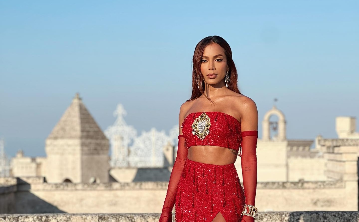 Anitta continues to feed the rumors of romance with Simone Sussina.