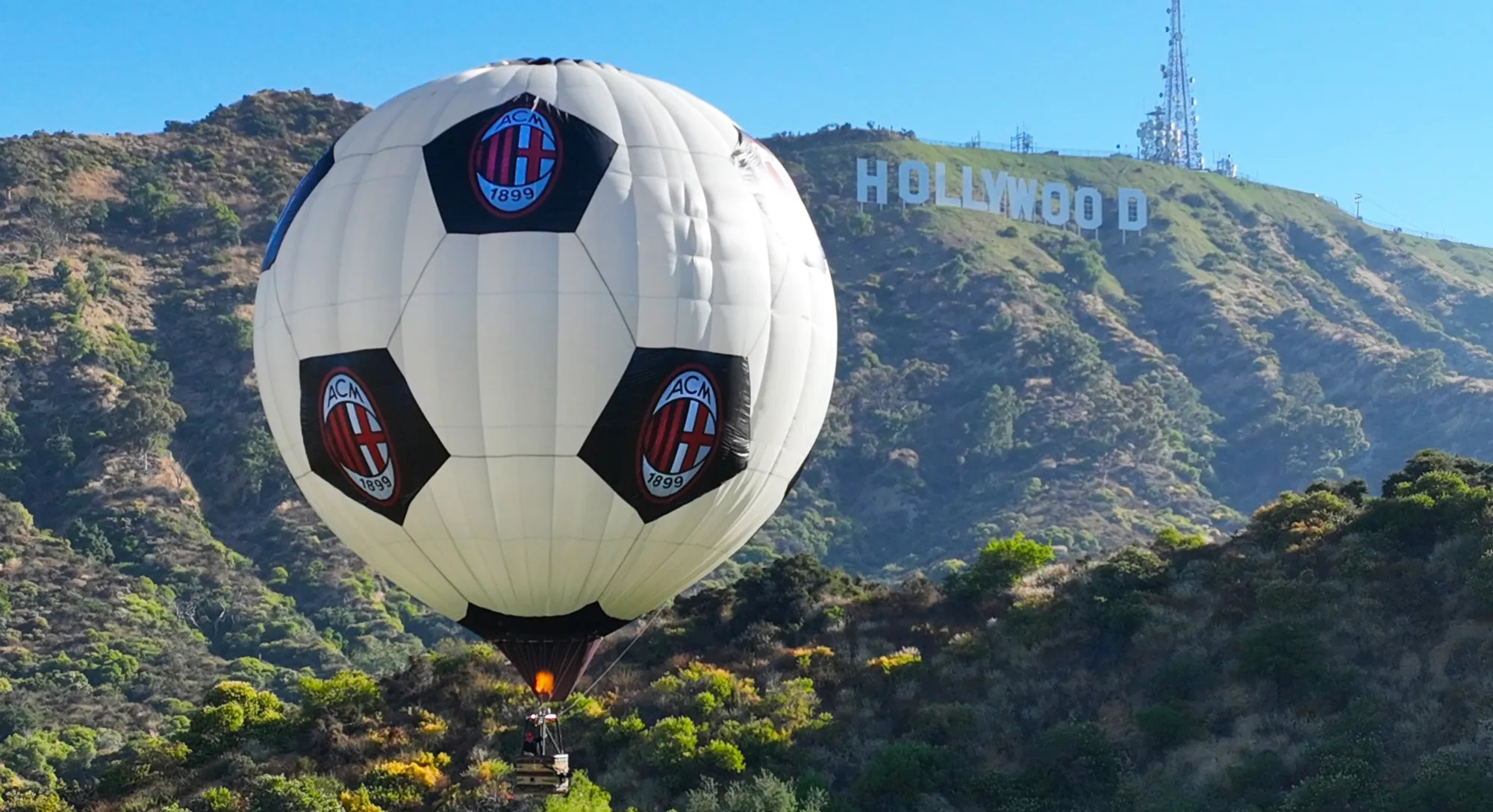 AC Milan surprises Los Angeles with a giant hot air balloon in Hollywood before its preseason
