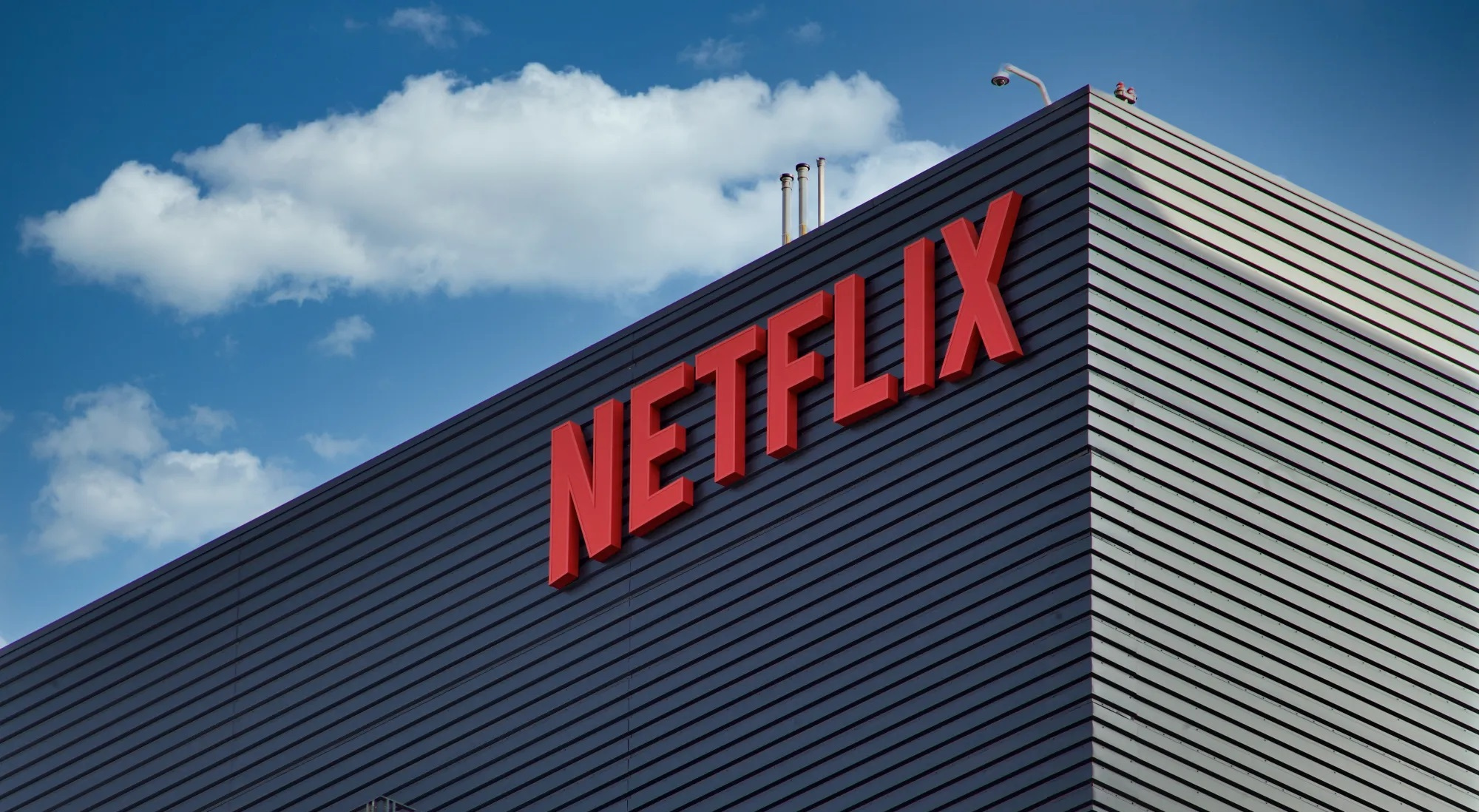 Netflix is %E2%80%8B%E2%80%8Boffering a salary of up to USD900000 to AI specialists in the midst of a strike in Hollywood - Gossibox.com
