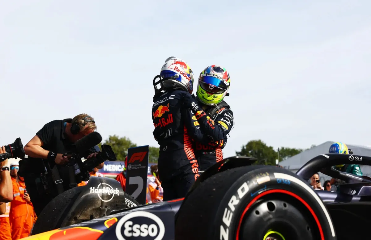 Max Verstappen defended Sergio Checo Perez after statements by Lewis Hamilton - Gossibox.com
