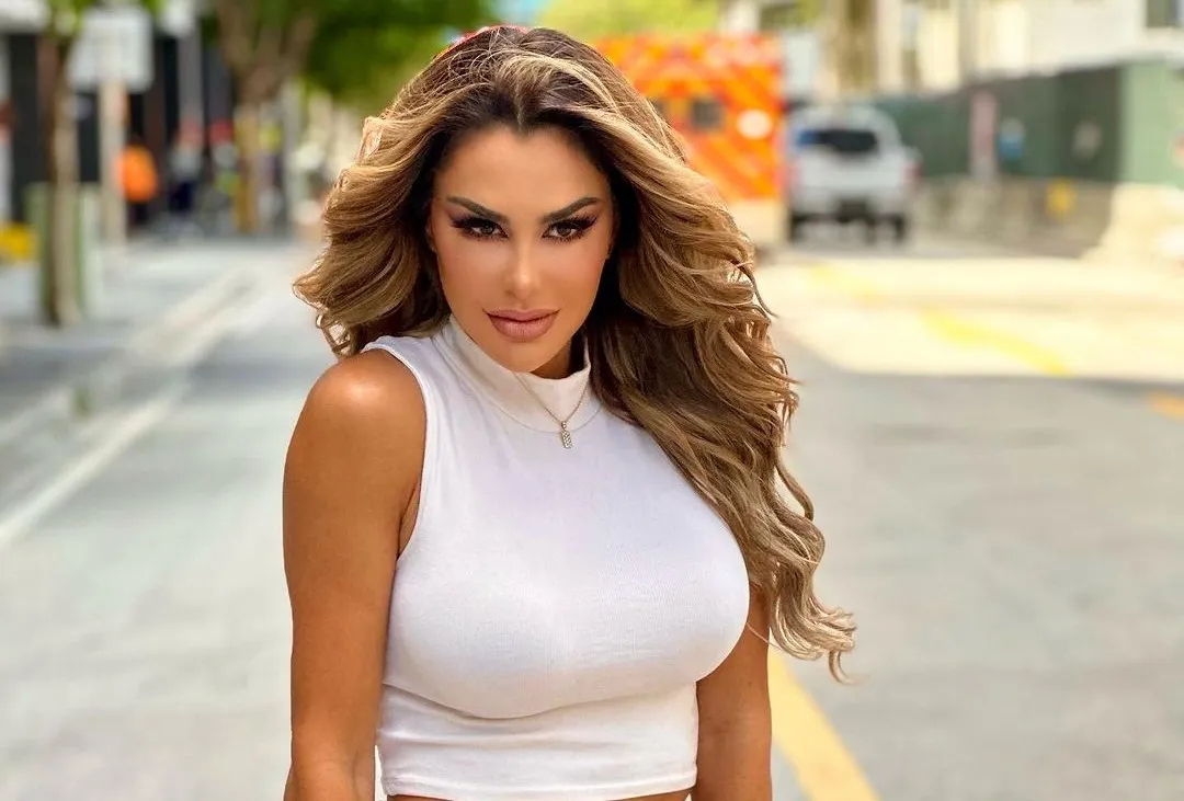 Ninel Conde shows off her attributes by boarding a truck wearing vinyl leggings