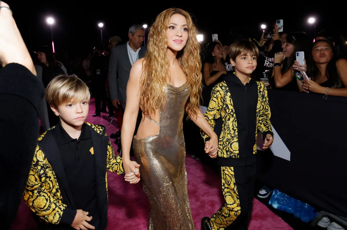 Shakira arrived in gold Versace and hand in hand with Milan and Sasha to the MTV VMAs 2023