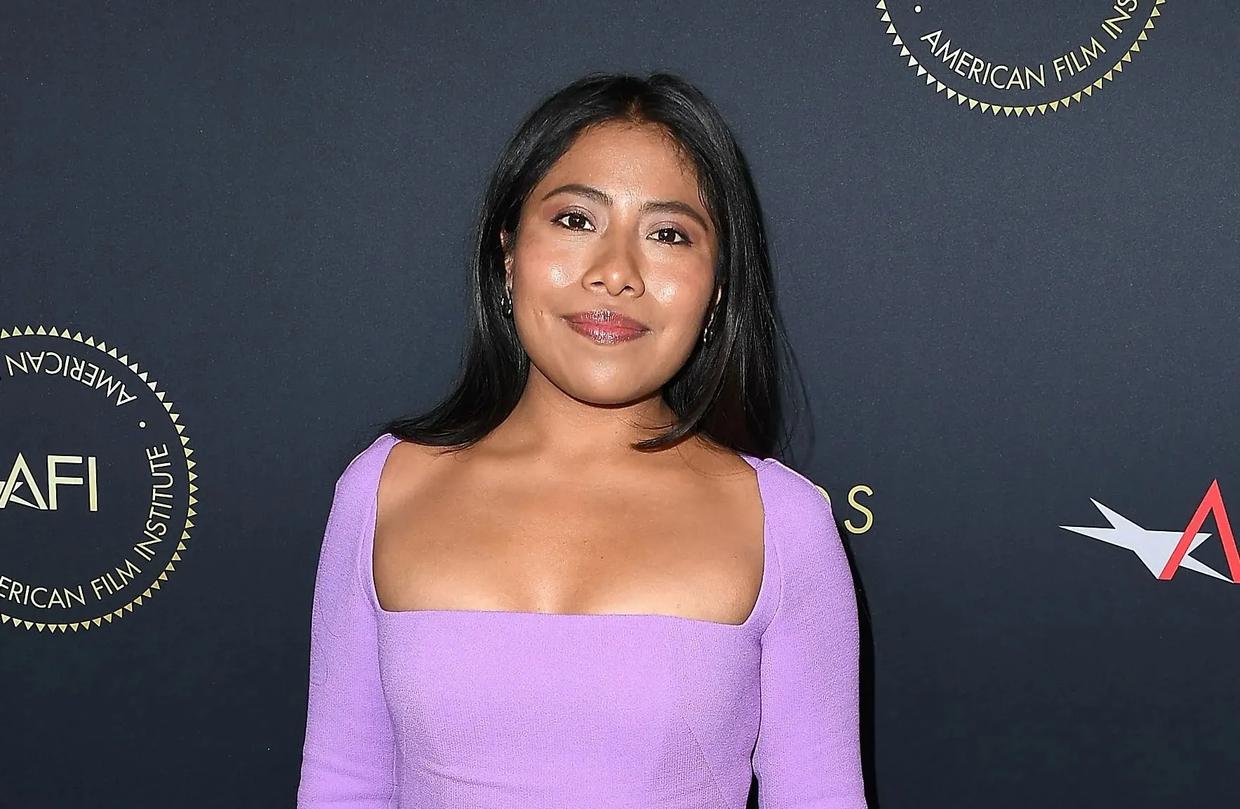 Yalitza Aparicio poses in leggings in front of the sea in Uruguay - Gossibox.com