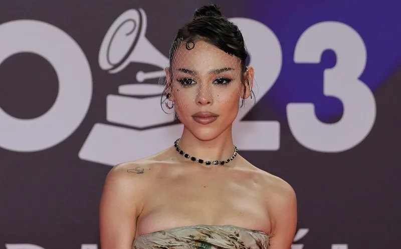 Danna Paola stars in tremendous controversy by posing topless with her boyfriend - Gossibox.com