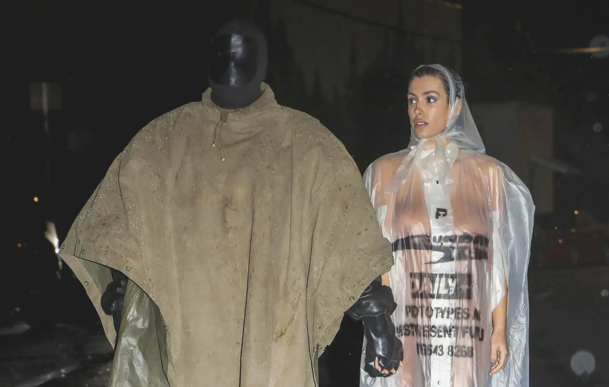 Kanye West and Bianca Censori in the rain of Los Angeles.