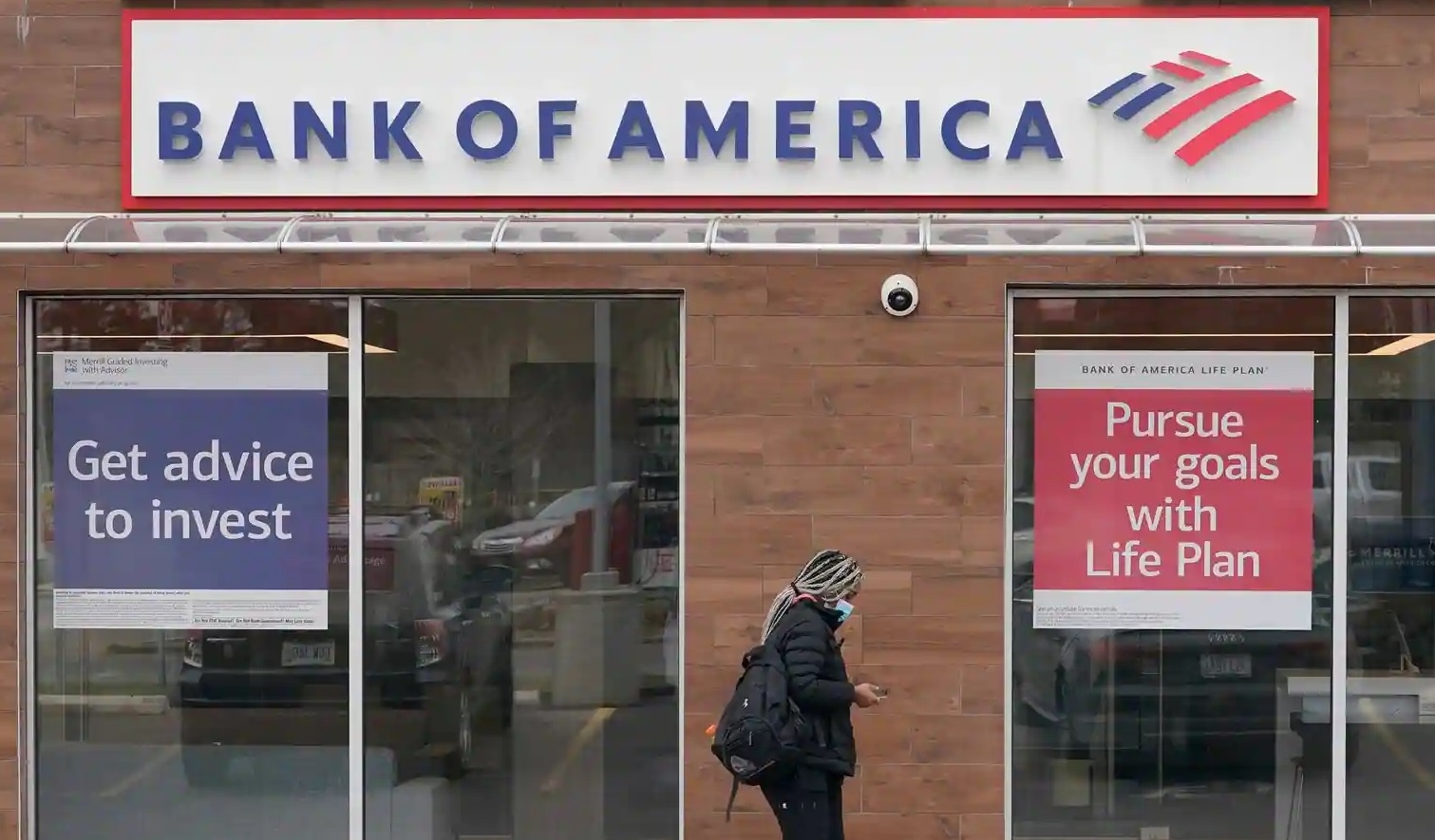 Consumers spend and pay despite high rates and recession threats Bank of America report says