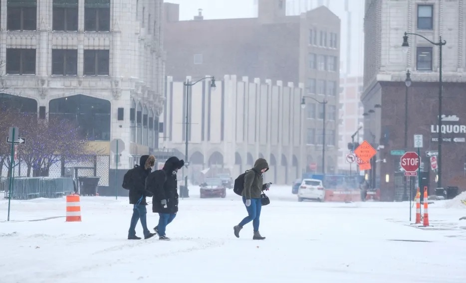 Winter storm puts 16 states under alert snow ice and tornadoes are expected in the coming days