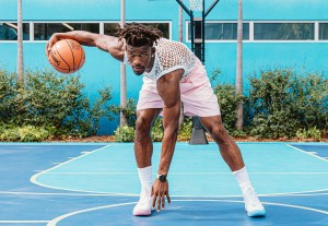 Jimmy Butler taking advantage of his vacation playing basketball on a street court with fans in Ecuador