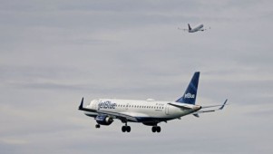 What are the causes of the recent series of air incidents in the US that almost ended in accidents?
